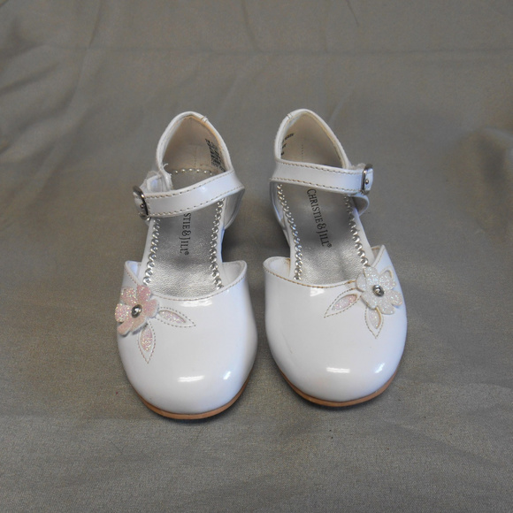 Christie & Jill Other - Christie & Jill white dressy shoes girl's 7